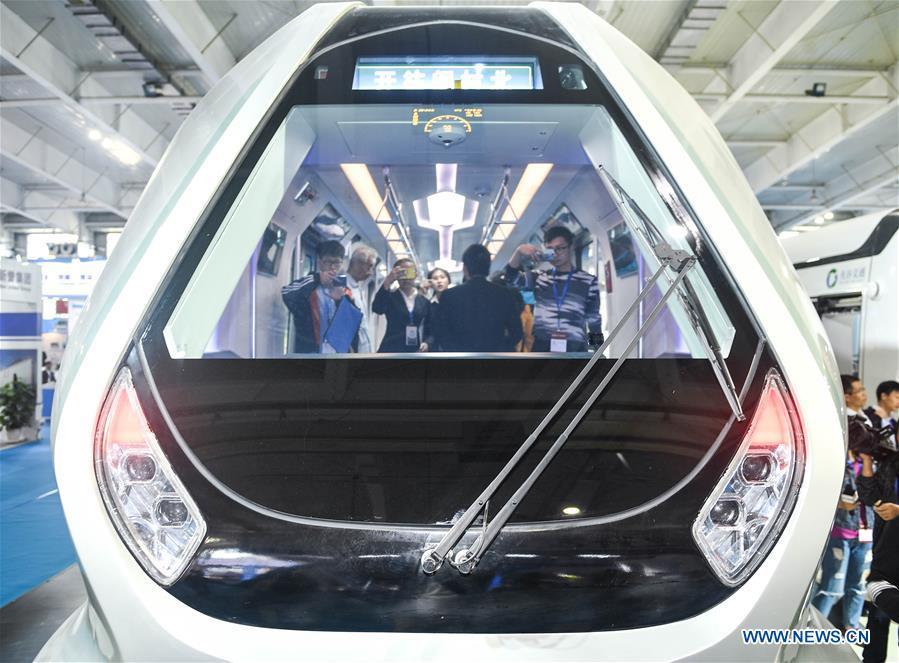 La Chine lance un nouveau train léger sur rail en fibre de carbone